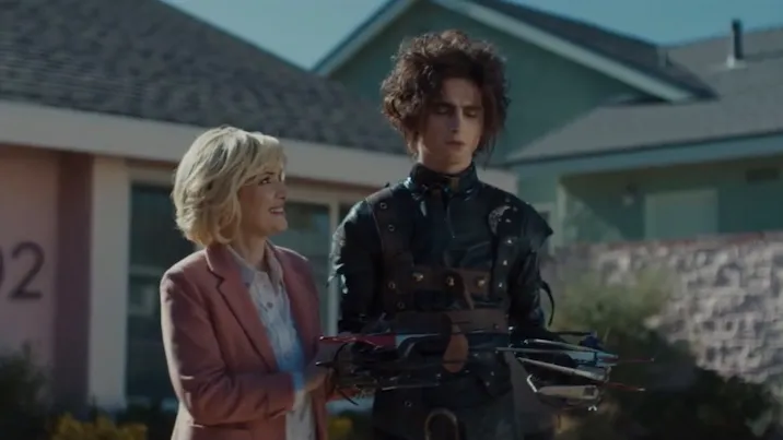 Winona Ryder y Timothée Chalamet en el anuncio de Cadillac.