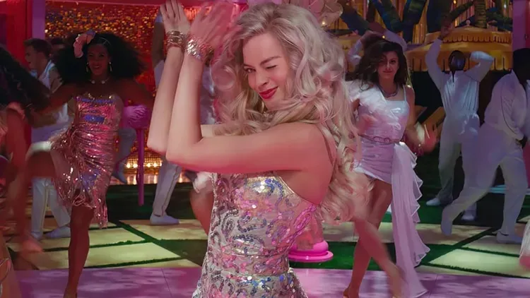 Las manos de Margot Robbie en el nuevo póster de Barbie obsesionan al internet.