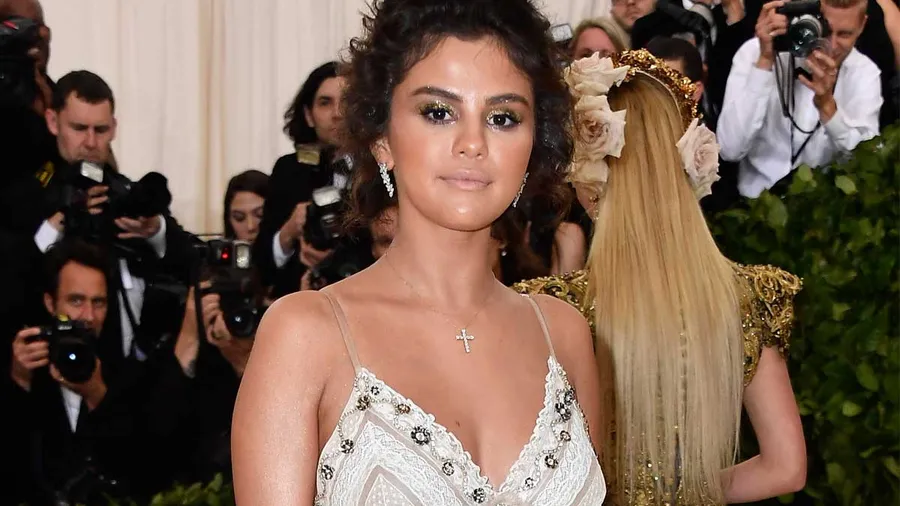 selena-gomez-makeup