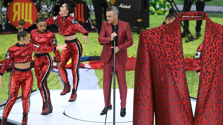 Obsesión por el traje Givenchy de Robbie Williams en el mundial