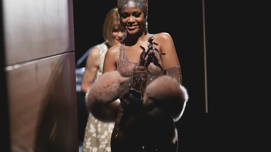 VFDA-Awards-Rihanna-Anna-Wintour
