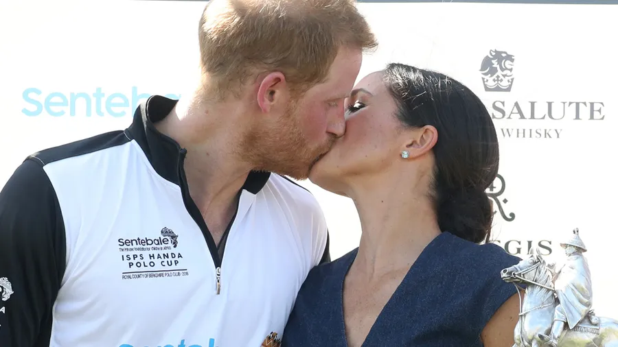Beso-Meghan-Markle-Principe-Harry