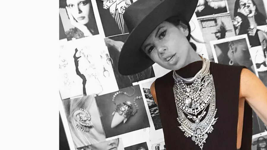 Destacada-Drew-Collar