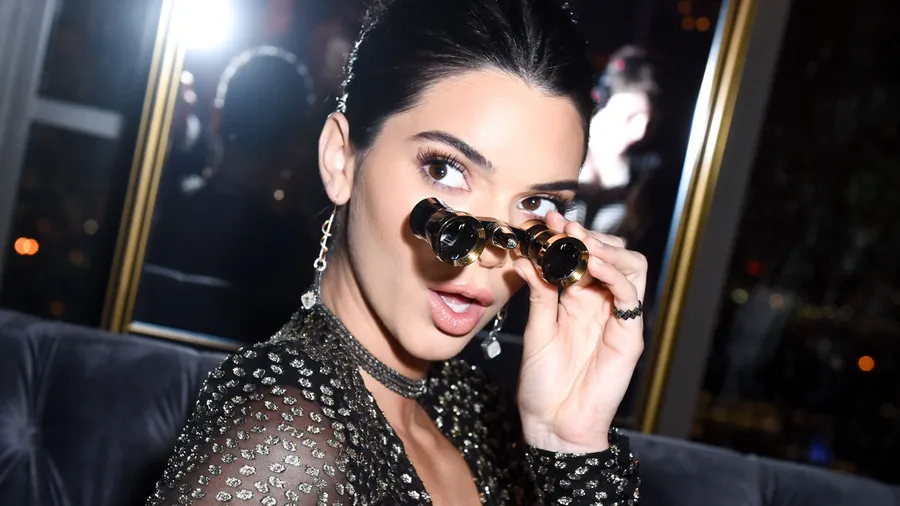 Kendall-Jenner-Binoculares