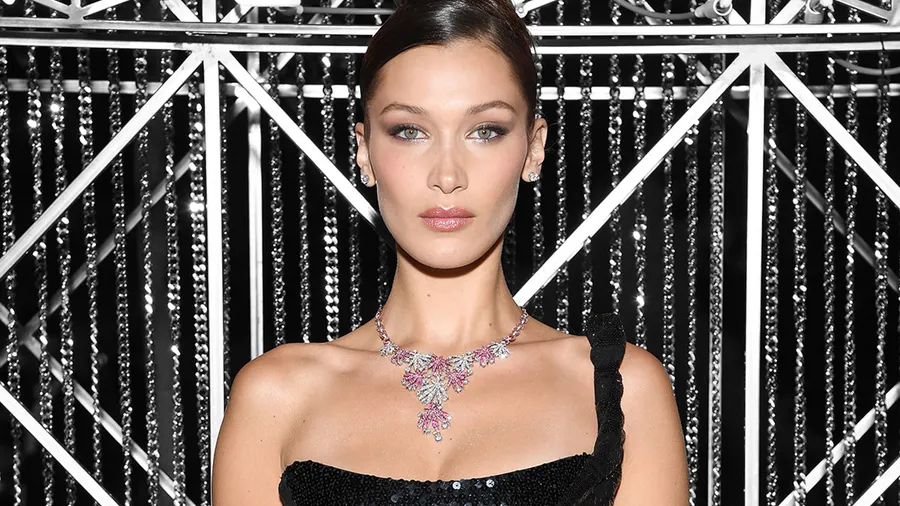 Bella-Hadid-Bvlgari-Marihuana-leaves