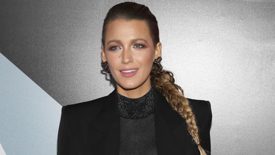 Blake-lively-suits-trajes
