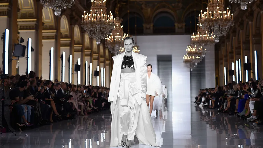 Balmain : Runway - Paris Fashion Week Womenswear Spring/Summer11 2019