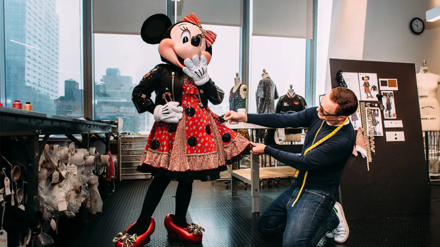 Minnie-Mouse-Coach