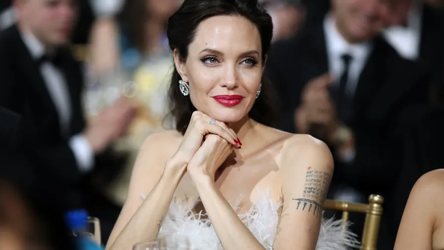Angelina-Jolie-Plumas