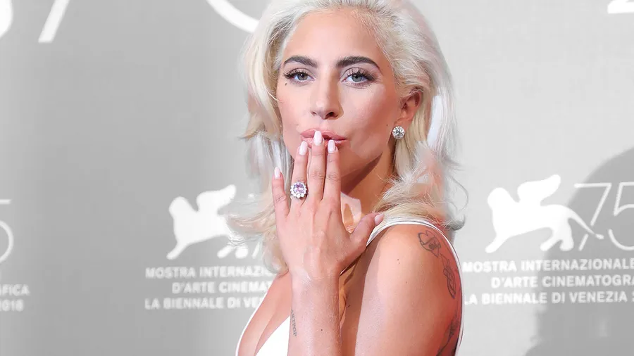 Lady-Gaga-Anillo-Compromiso-Rosa