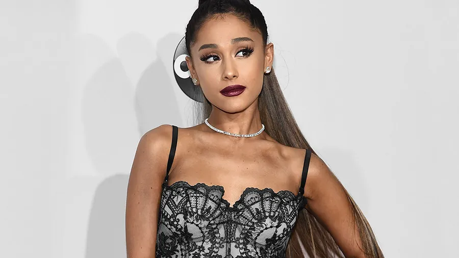 Ariana Grande en la alfombra roja de los Grammy Awards