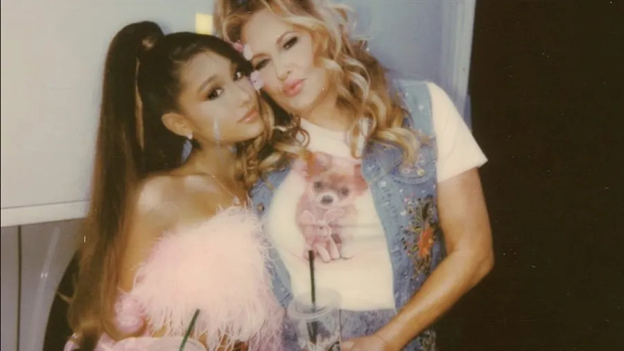 Ariana-Grande-legaly-Blonde