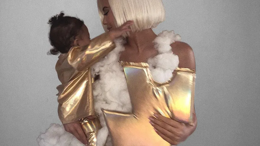disfraces-de-las-kardashian-instagram-kendall-jenner-kylie-jenner-kim-kardashian-klhoe-kardashian-kris-jenner