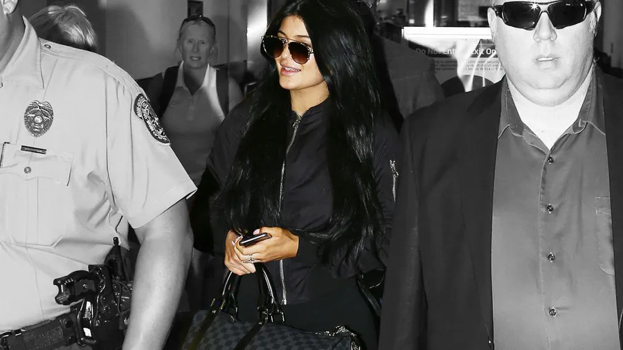 kylie-jenner-arrives-at-miami-international-airport-06-19-2015_1