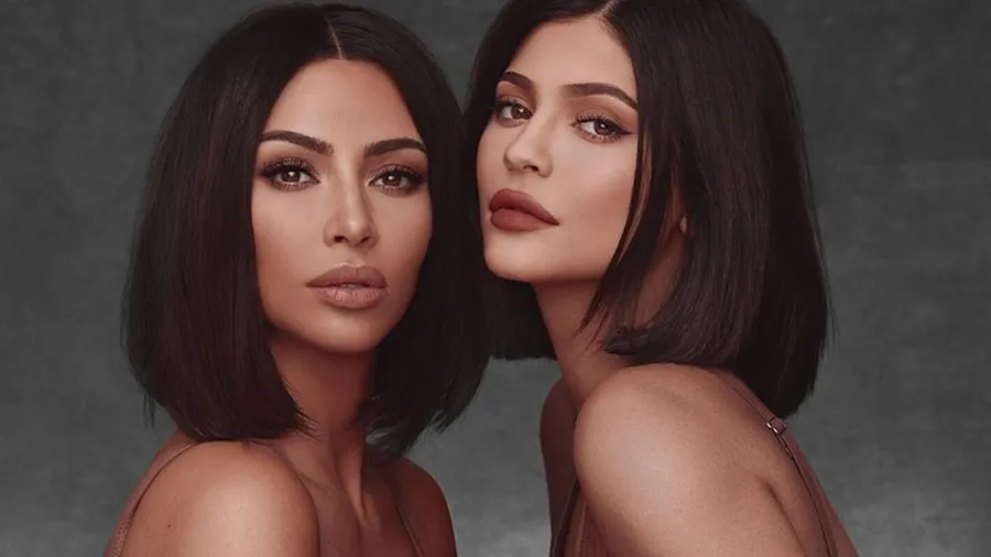 Kim Kardashian y Kylie Jenner en la nueva campaña publicitaria para promocionar su nueva colaboración de maquillaje.