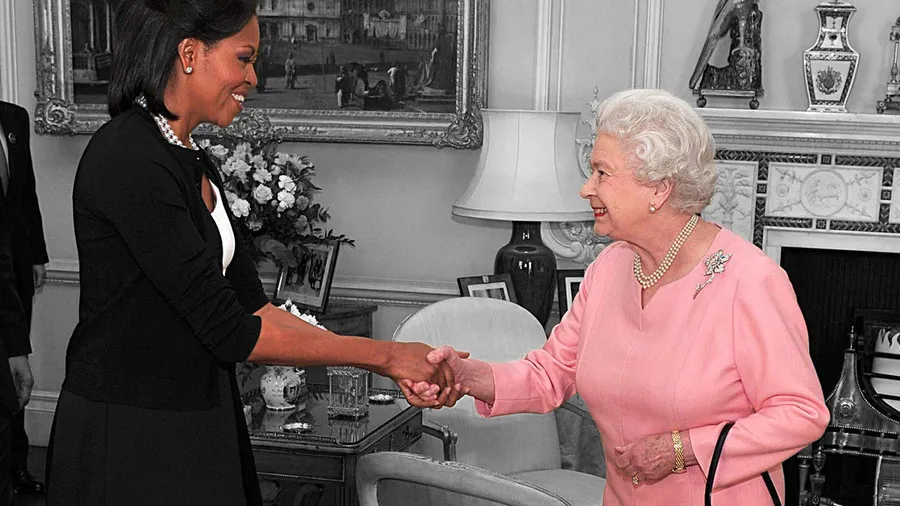 Michelle-Obama-Queen-Elizabeth-Isabel-II-Meghan-Markle-Protocolo-Basura