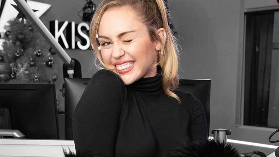 Miley-Cyrus-Total-Black-Detalles-Gucci-Chanel-looks