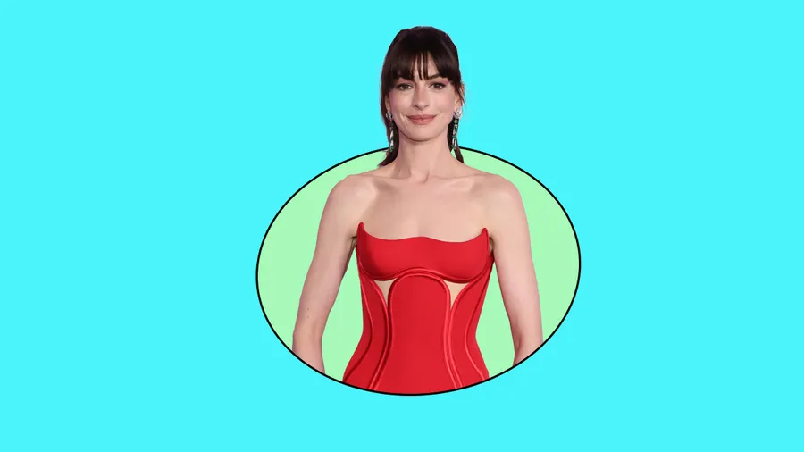 Anne Hathaway usa un vestido con escote en W en la premiere de The Idea of You