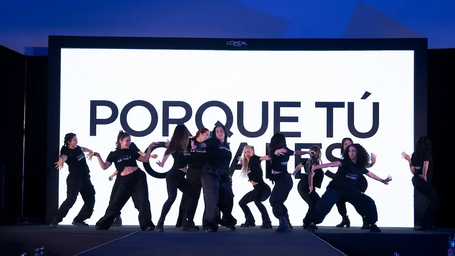 Imagen del grupo de coreografía durante su performance durante la pasarela organizada por L’Oréal Paris en el Soumaya de la CDMX.