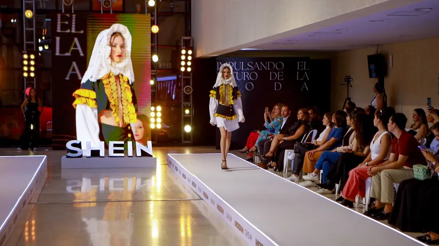 Una modelo en el desfile de SHEIN x UniDesign en la Universidad Anáhuac Campus Norte.