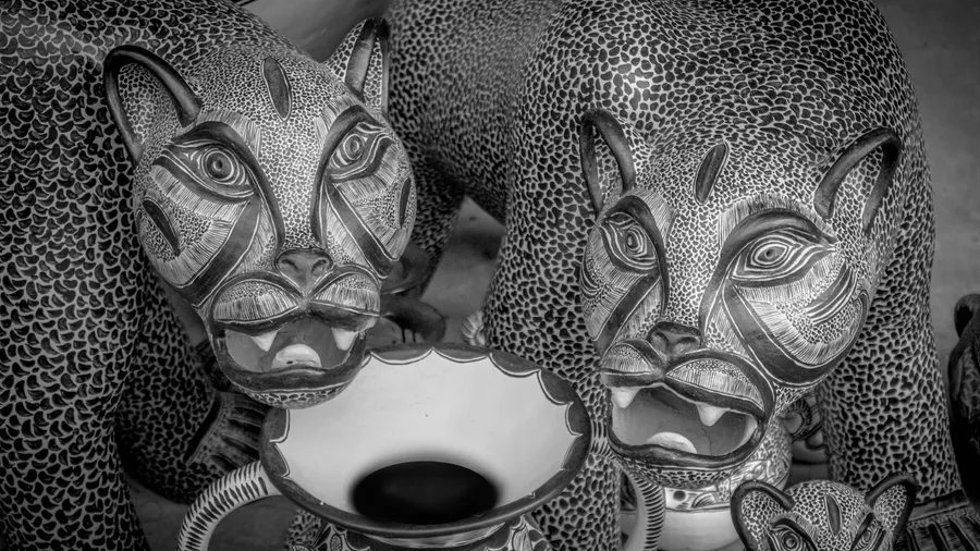 Los jaguares están entre las figuras más emblemáticas de la alfarería de Amatenango del Valle, basada en una gama de colores terracota cálidos y grises oscuros gracias al óxido ferroso, un material autóctono del lugar.