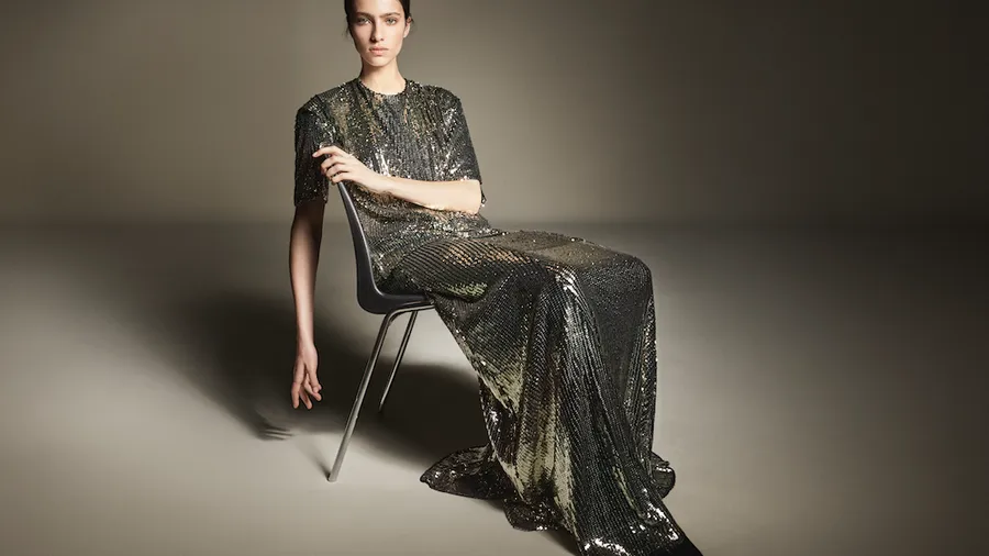 Imagen de una modelo posando sentada para lucir uno de los modelos de la nueva colección de H&M Studio