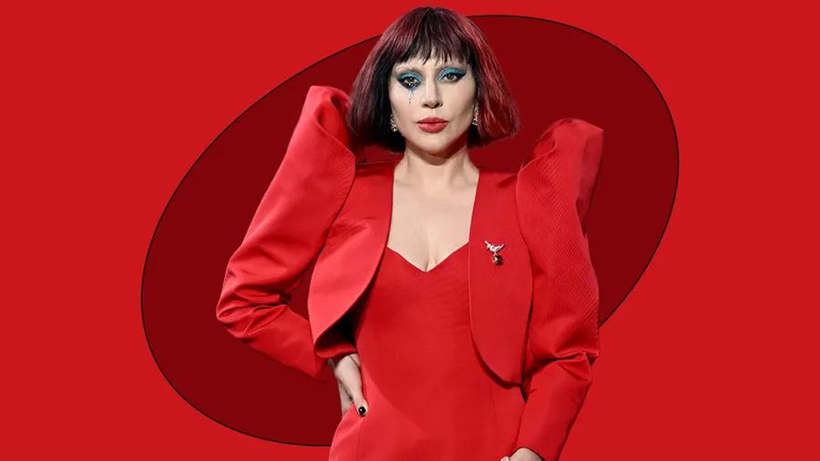 Lady Gaga sorprende con un bob rojo al estilo Harley Quinn