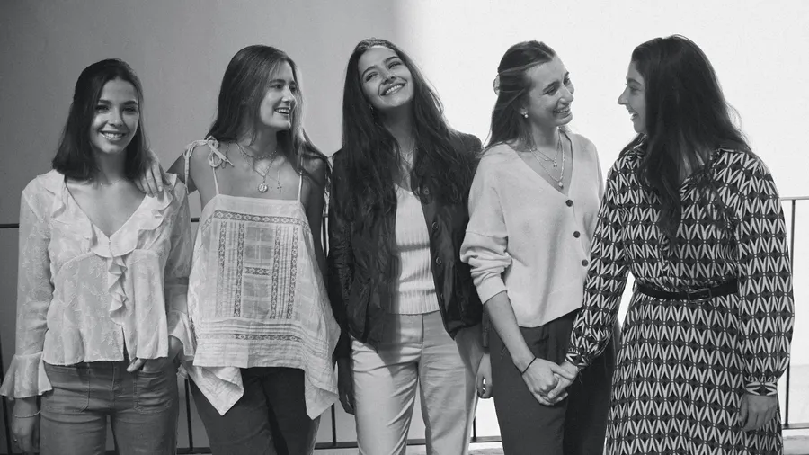 Saber a dónde vamos no siempre es una certeza, pero saber de dónde venimos es indispensable. y Paty, Sofía, Claudia, Pía y Ale lo saben muy bien, las nietas de Ricardo Fisas, el fundador de la exitosa marca de skincare nacida en Barcelona, Natura Bissé.