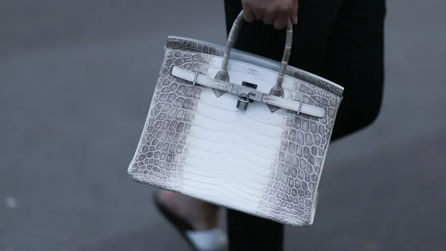 Demandan a Hermès por sus políticas para vender una Birkin