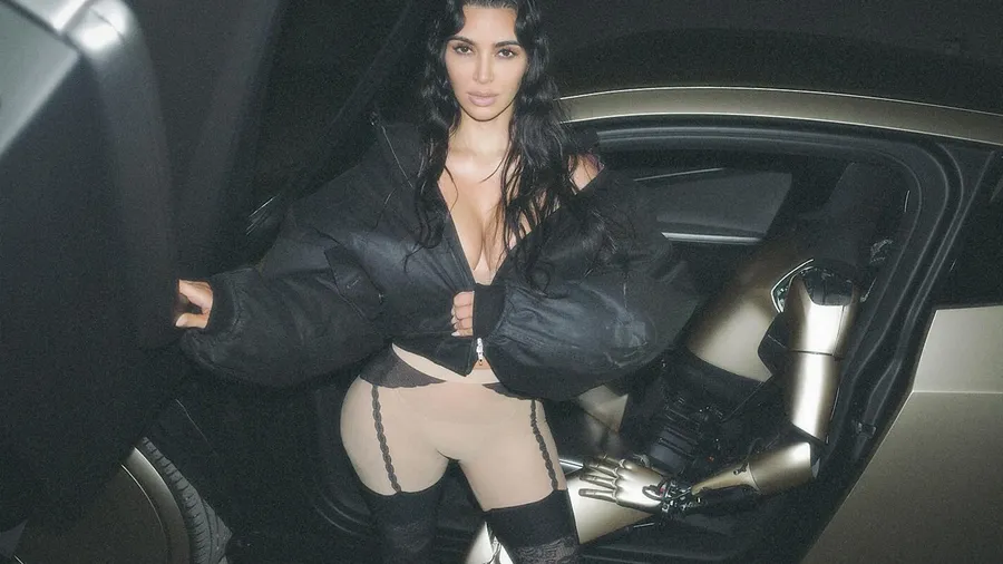 Kim Kardashian se refiere al robot de Tesla como su "amigo"
