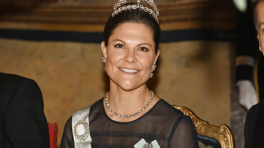 princesa victoria Suecia vestido h&m corona