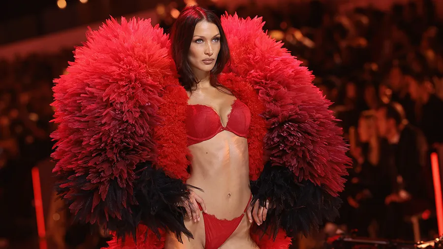 Bella Hadid habla sobre trabajar durante el periodo menstrual