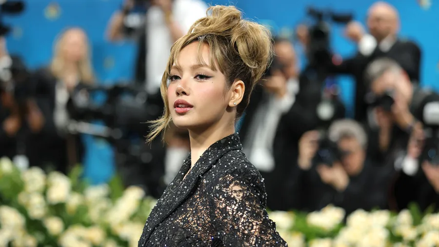 Lisa debuta en la Met Gala 2025 con un look firmado por Louis Vuitton.