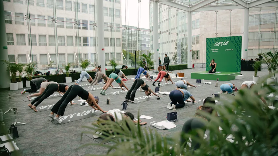 Aerie celebra el Día Internacional del Yoga