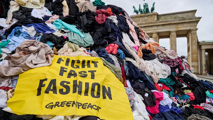 Francia aprueba una ley que regula la moda rápida.