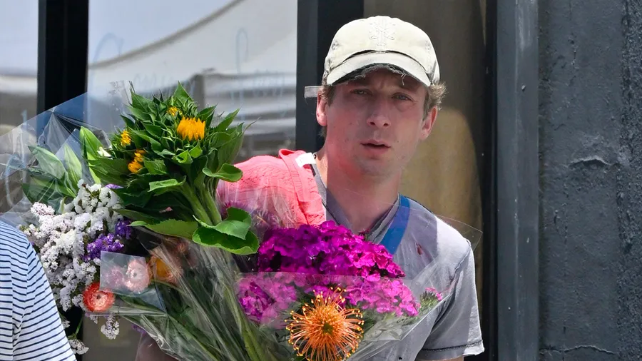 Jeremy Allen White explica la simple y sencilla razón por la que compra flores