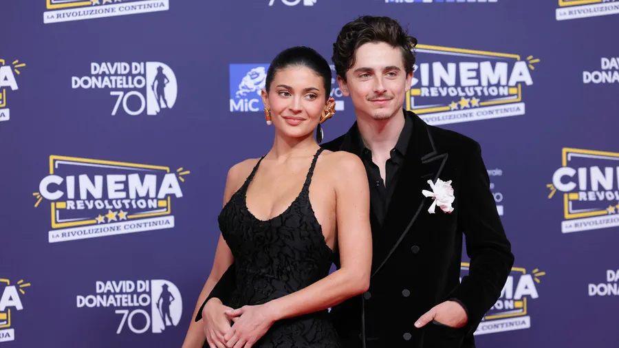 Kylie Jenner confiesa por qué eligió vestidos negros para acompañar a Timothée Chalamet en la temporada de premios.