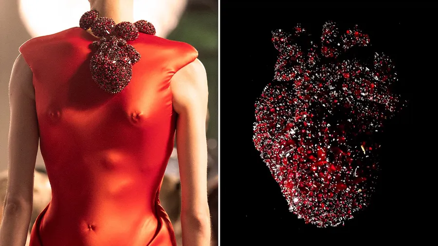 Un collar de corazón que late se apodera del desfile de Schiaparelli