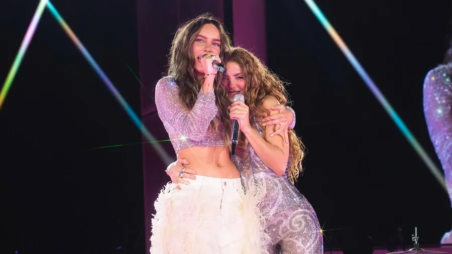 Shakira invita a Belinda al escenario en su gira Las Mujeres Ya No Lloran World Tour
