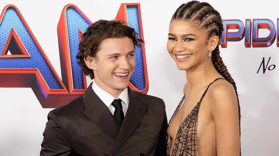 Tom Holland quiere que quede claro que Zendaya es más que su novia, es su prometida.
