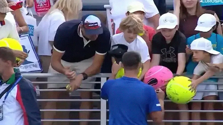Todo sobre el escándalo alrededor de la gorra, un niño y un CEO en el US Open.