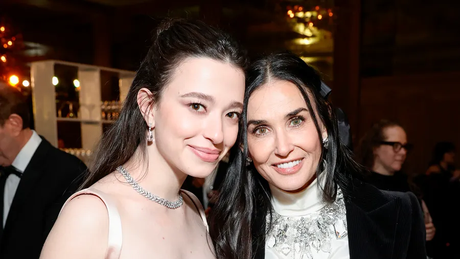 Mikey Madison y Demi Moore.