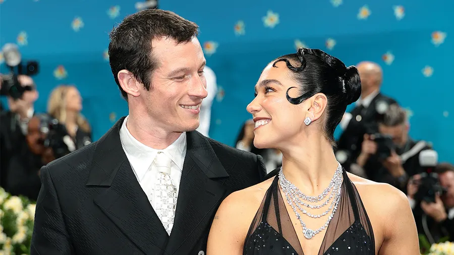 Callum Turner sobre su historia de amor con Dua Lipa