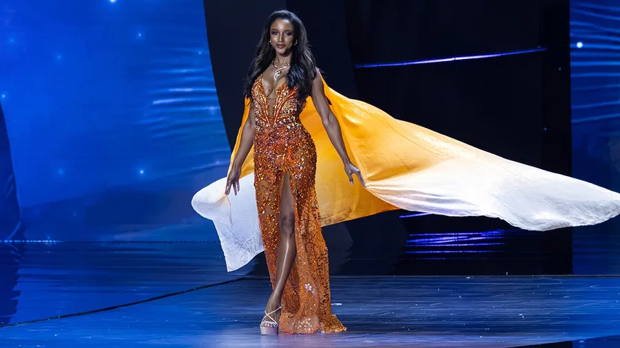 Miss Jamaica sufre aparatosa caída en la pasarela de vestido de noche en Miss Universo 2025