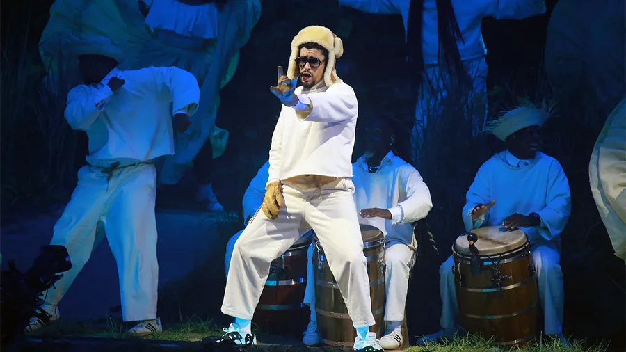 Bad Bunny sufre caída durante su primer concierto en la CDMX