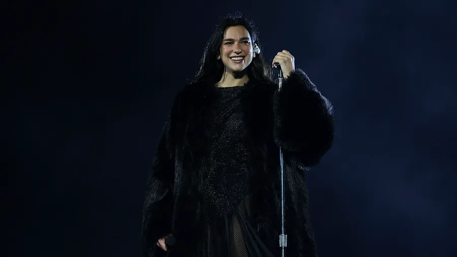 Dua Lipa canta "Bésame Mucho" de José José.