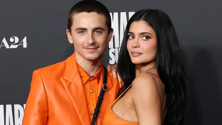Kylie Jenner y Timothée Chalamet apuestan por looks coordinados en naranja
