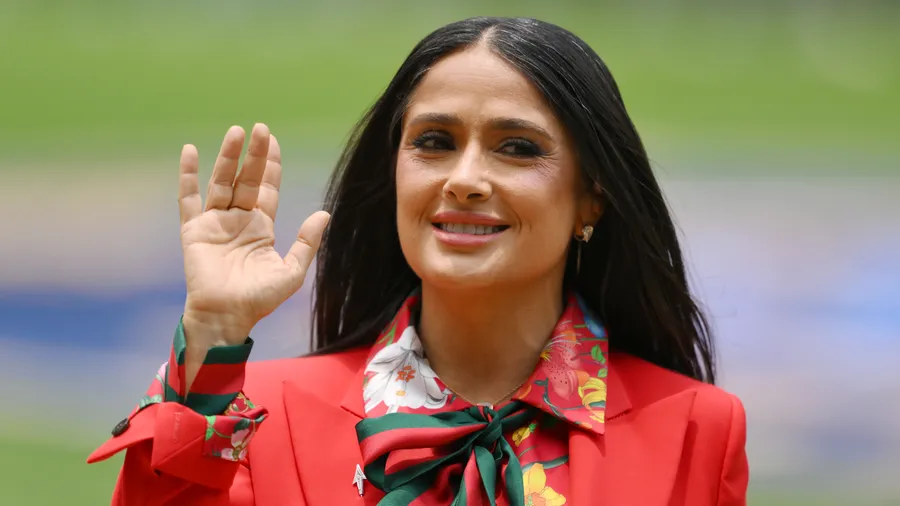 Salma Hayek luce Gucci en la inauguración del Mundial 2026
