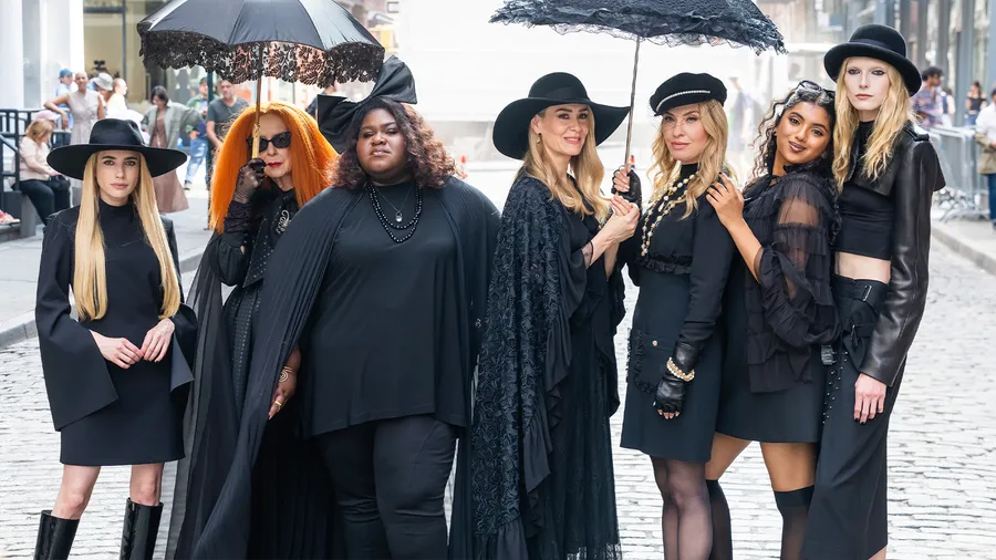 Reparto de American Horror Story 13 durante el rodaje de la nueva temporada.