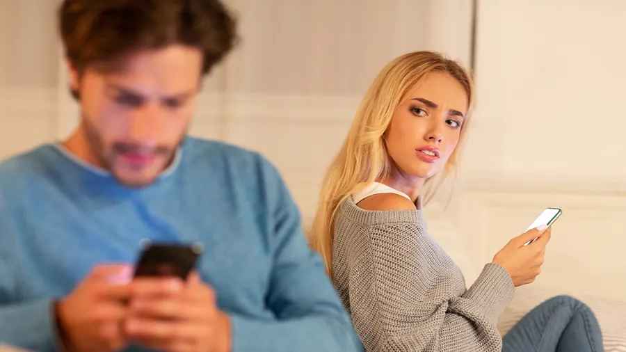 ¿Dar likes es ser infiel? Esto es el micro-cheating